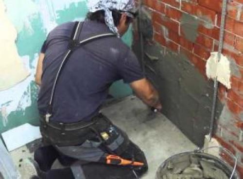 Укладка плитки на кирпичную стену. Как положить плитку на кирпичную стену?