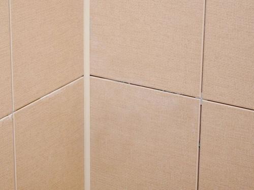 Как положить плитку на стену в углу. Плитка в углу: прячем стыки