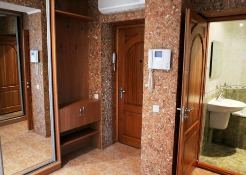 Чем отделать стены в прихожей. Отделка стен прихожей пробковым покрытием