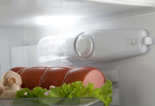 Можно ли размораживать холодильник с помощью горячей воды. Сколько размораживается холодильник и как сократить процесс?