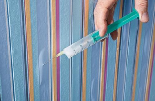 Как клеить флизелиновые обои без пузырей. Простой способ убрать пузыри на обоях после поклейки