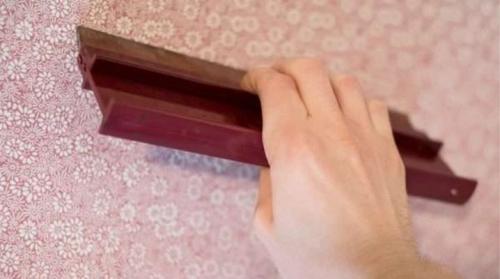 Как клеить флизелиновые обои без пузырей. Простой способ убрать пузыри на обоях после поклейки