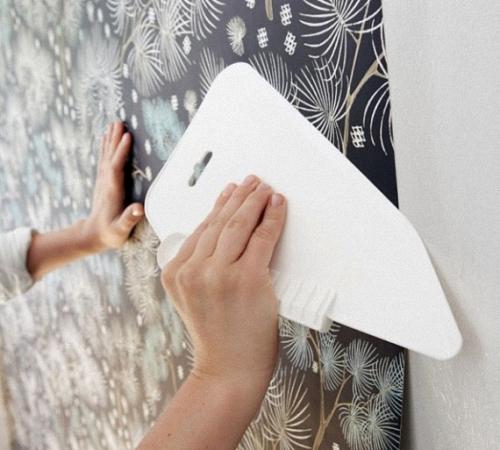 Как клеить флизелиновые обои без пузырей. Простой способ убрать пузыри на обоях после поклейки