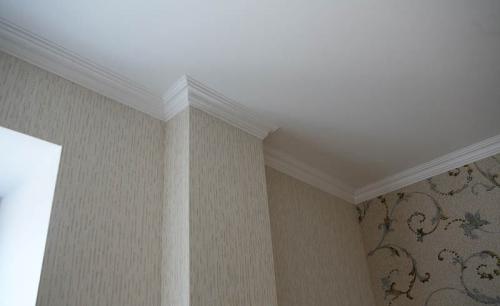 Как наклеить потолочные плинтуса. Покупка потолочного плинтуса 04