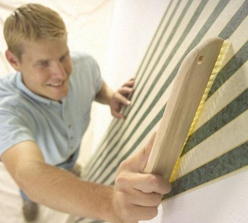 Как клеить флизелиновые обои без пузырей. Простой способ убрать пузыри на обоях после поклейки