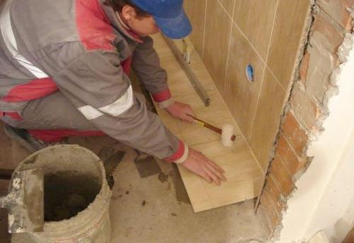 Как класть на стену керамическую плитку. Укладка плитки 24