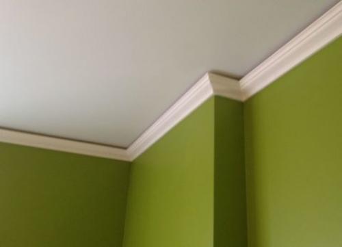 Как правильно приклеить потолочный плинтус к натяжному потолку. Как приклеить потолочный плинтус к натяжному потолку и стоит ли это делать