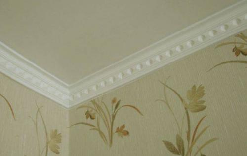 Чем приклеить потолочный плинтус из пенопласта к потолку. Как быстро приклеить потолочный плинтус из пенопласта