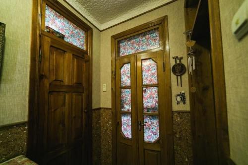 Чем отделать стены в прихожей. Отделка стен прихожей пробковым покрытием