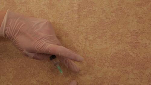 Как клеить флизелиновые обои без пузырей. Простой способ убрать пузыри на обоях после поклейки