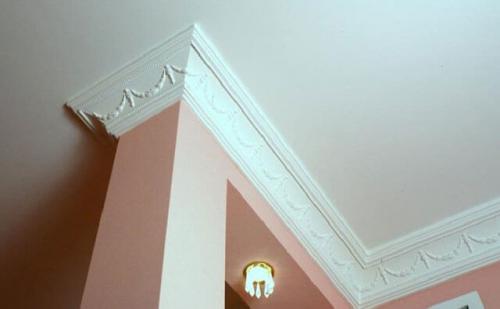 Как правильно приклеить потолочные плинтуса. На что клеить плинтус и как выбрать клей 04