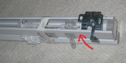 Как установить жалюзи на пластиковые окна своими руками.  Установка карниза и ламелей 08