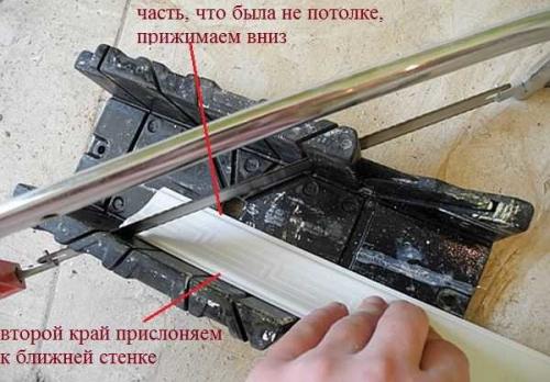 Как сделать угол потолочного плинтуса пвх. С использованием стусла
