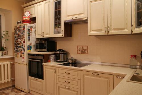 Как положить плитку на стену в кухне. Виды, размеры и формы