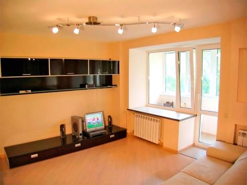 Комбинированные обои для зала в хрущевке. Какую мебель купить и как много