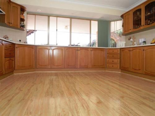 Какое напольное покрытие выбрать для кухни. Укладка ламината на кухонный пол
