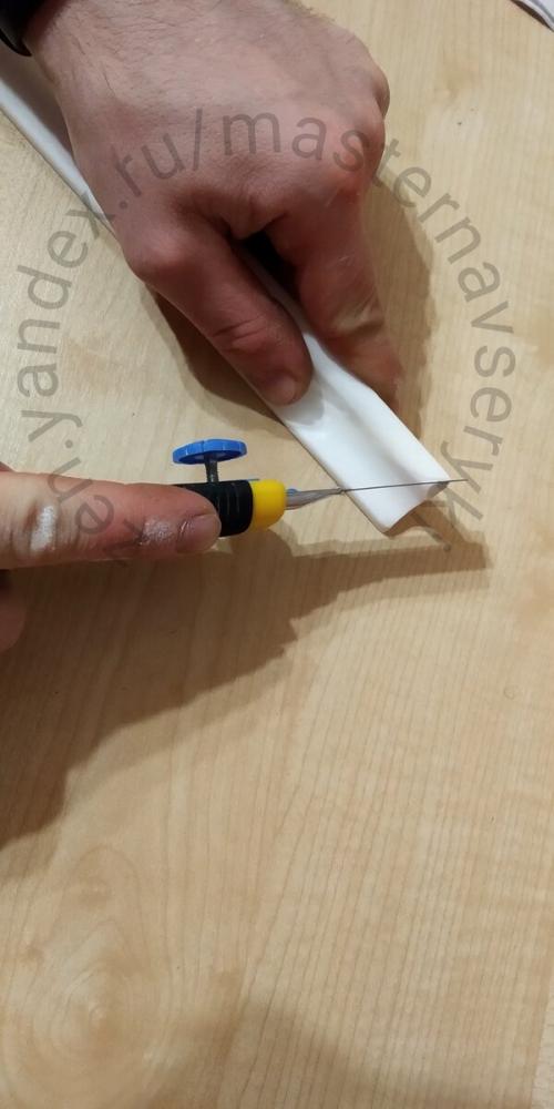 Потолочный плинтус, как сделать угол. Как сделать ровный угол на потолочном плинтусе без специальных приспособлений своими руками.