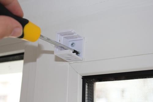 Как установить жалюзи на пластиковые окна своими руками.  Установка карниза и ламелей