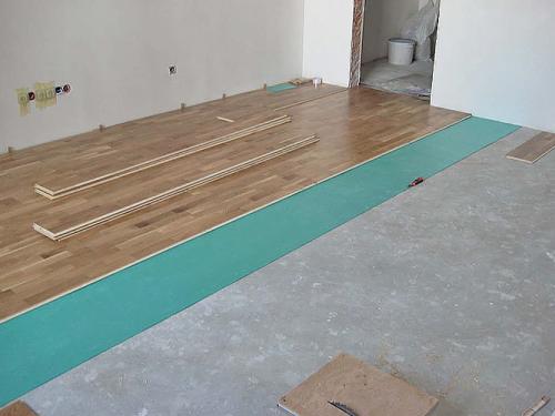 Укладка паркетной доски на стяжку. Варианты устройства пола на бетонной стяжке и технология