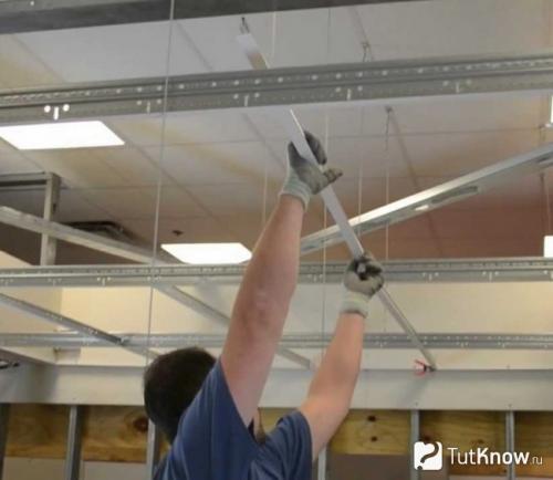 Как сделать подвесной потолок Армстронг. Крепление элементов подвесного потолка Армстронг