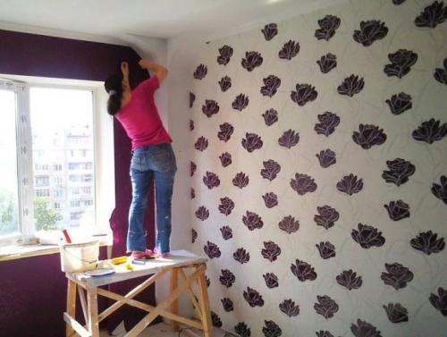 Поклейка обоев двух видов. Интерьер стен и комбинирование обоев 02