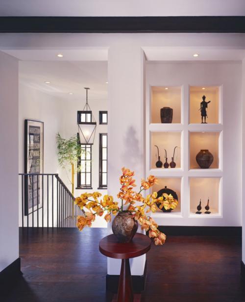 Полки из гипсокартона в прихожей. Универсальность ниши в прихожую