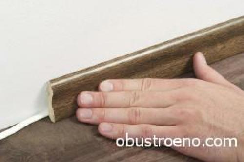 Как клеить плинтуса на пол. 1 способ — установка деревянных плинтусов