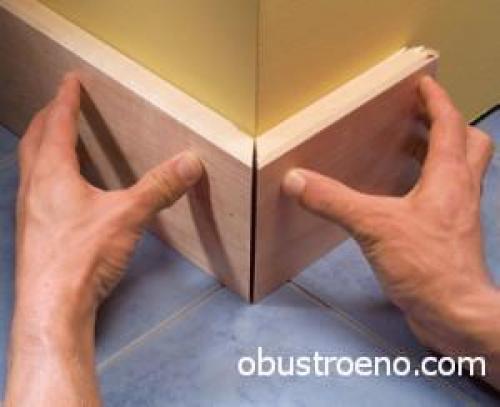 Как клеить плинтуса на пол. 1 способ — установка деревянных плинтусов