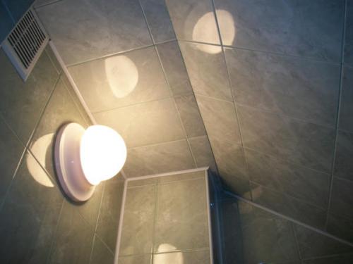 Как положить плитку на потолок. Как наклеить кафельную плитку на потолок