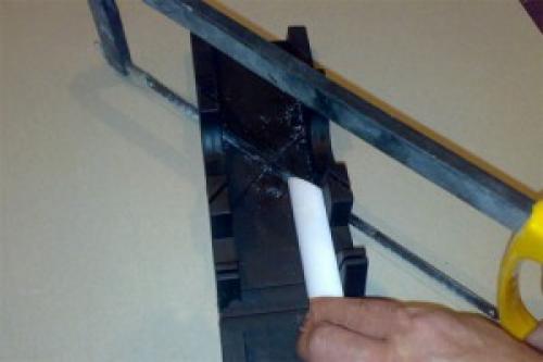 Как приклеить потолочный плинтус своими руками