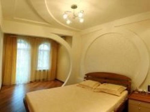 Потолки из гипсокартона в зале. Типы конструкций гипсокартонных потолков 17