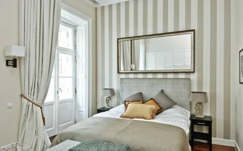 Поклейка обоев двух видов. Интерьер стен и комбинирование обоев 04