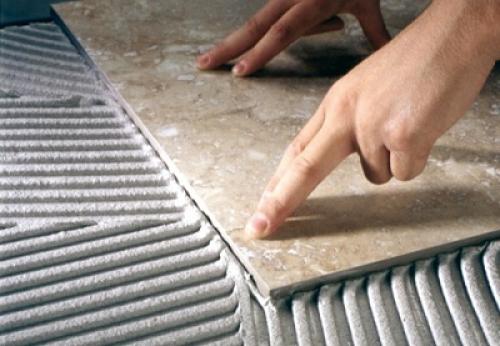 Как клеить керамическую плитку на потолок. Монтаж плитки на потолок