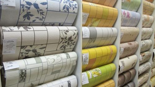 Отделка потолка в квартире варианты. Обои: недорогой вариант отделки 05