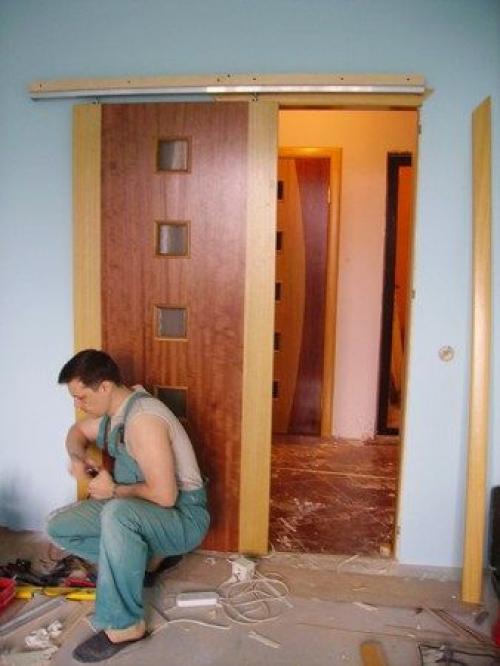 Как установить дверь купе в стену. Самостоятельная установка раздвижных межкомнатных дверей — купе