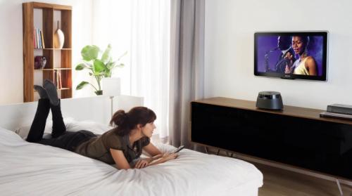 На каком расстоянии вешать телевизор на стену в спальне. На какой высоте вешать телевизор в спальне?