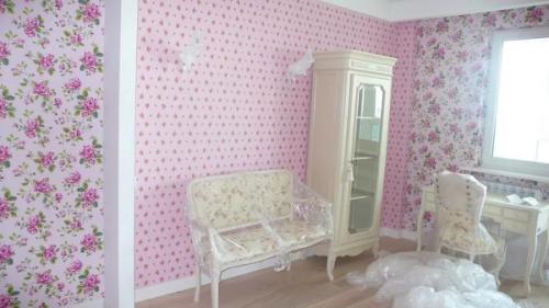 Отделка потолка в квартире варианты. Обои: недорогой вариант отделки 02