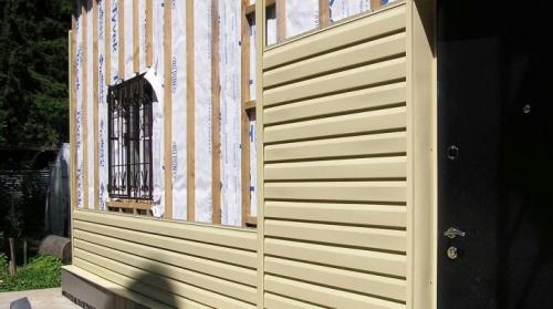 Пластиковая вагонка для наружных работ: достоинства и правила обшивки