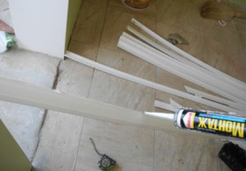 Как клеить потолочный плинтус на кривые стены. Этапы наклейки потолочного плинтуса