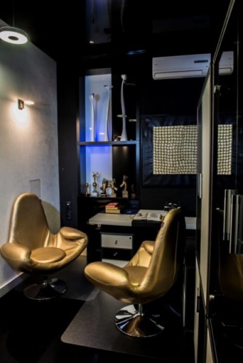 Золотистый диван в интерьере. Золотой оттенок в деталях