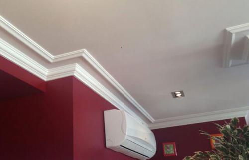 Как правильно клеить потолочный плинтус. Как выбрать багет 01