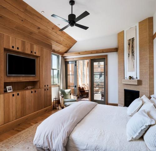 На какой высоте вешать телевизор 42 в спальне. На какой высоте вешать телевизор в спальне: особенности помещения