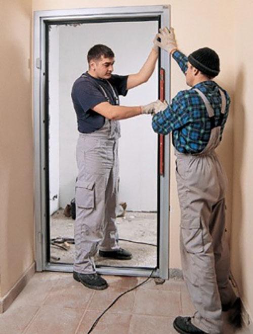 Как установить железную дверь в пеноблок. Самостоятельная установка металлических дверей на кирпич, пенобетон и дерево