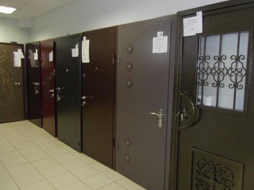 Как установить железную дверь в пеноблок. Самостоятельная установка металлических дверей на кирпич, пенобетон и дерево