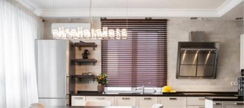 Как установить жалюзи на стеклопакет. Инструкция по установке горизонтальных жалюзи на стену/к потолку