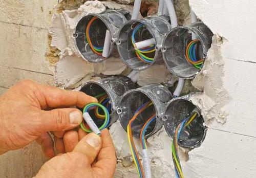 Как подключить розетку с заземлением к двум проводам. Порядок подключения