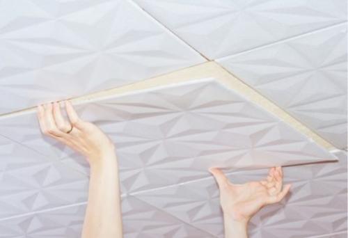 Можно ли клеить потолочную плитку на побелку — и как это делать