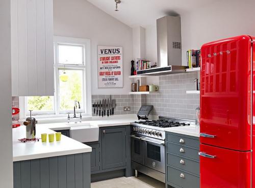 Сочетание серого с коричневым в интерьере кухни. Дизайн кухни в серых тонах (фото)