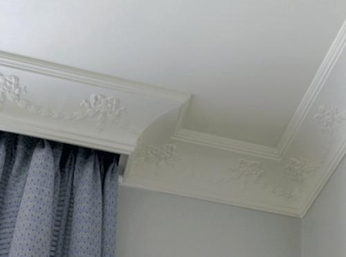 Как наносить клей на потолочный плинтус. Советы специалистов