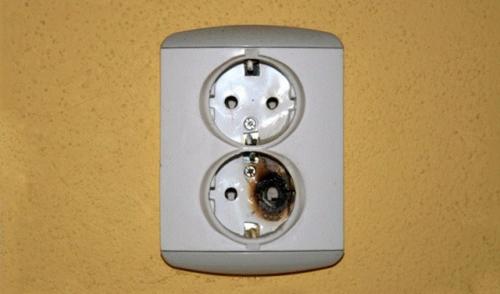 Как подсоединить розетку с заземлением. Монтаж встраиваемого устройства 09